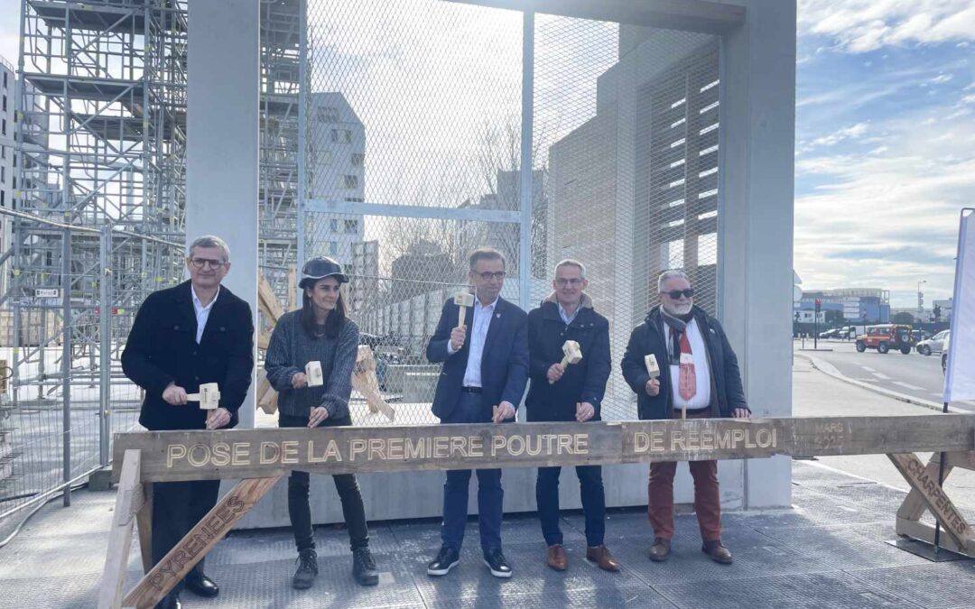 PREAU SPORTIF : POSE DE LA PREMIERE POUTRE DE REEMPLOI